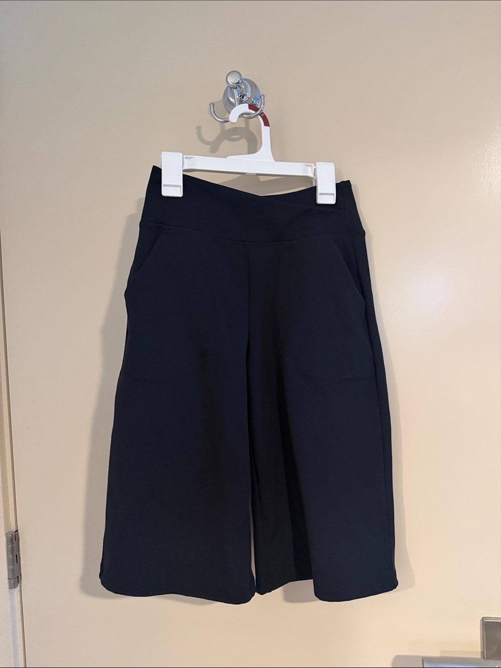 G4 free High-Rise Black Wide Bermuda Shorts
